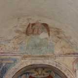 Al di sopra del catino absidale � raffigurato Cristo in trono, affiancato da due arcangeli inginocchiati...